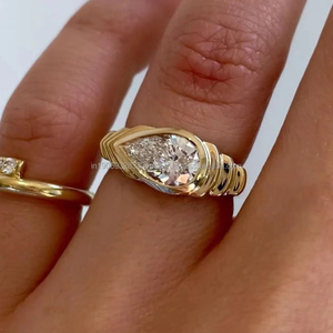 Anillo de Compromiso de Moissanita con Corte de Pera de 2.00 Quilates, Orientación Este-Oeste, Engaste de Bisel, Anillo de Boda Solitario, Regalo Único de Aniversario - Product Image 2