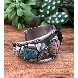 Bracelet manchette vintage en turquoise Navajo et argent sterling, bijou de collection culturel - Product Image 1