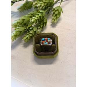Anillo Artesanal Navajo, Coleccionable, con Incrustaciones de Piedras Variadas y Plata de Ley, Talla 10.25 - Product Image 1