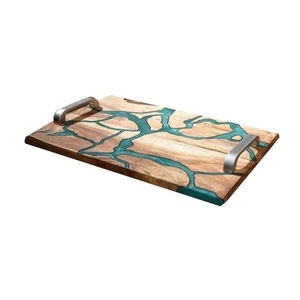 Piezas de madera de acacia y bandeja de resina con asa de metal para el hogar a precio barato bandeja de servicio rectangular para hotel - Product Image 5