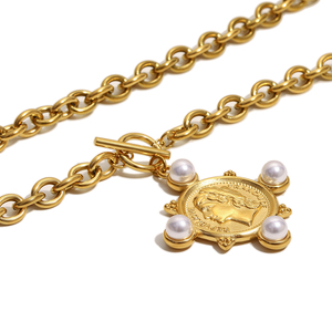 Collar de joyería Vintage de perlas de imitación Dreamshow, collar con colgante de retrato de Reina grabado, joyería de acero inoxidable chapada en oro - Product Image 2
