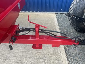 Remorque agricole rouge à 4 roues avec système de levage hydraulique pour usage agricole - Product Image 6