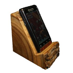 El soporte móvil de madera de tacón alto moderno se complementa con un smartphone seguro que permite una visualización manos libres mientras se carga - Product Image 6