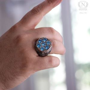 Bague pour homme en argent sterling 925, fabriquée à la main, avec 7 pierres d'aquamarine serties clos, motif colonne gravé, pour usage quotidien, certifiée IGI - Product Image 1