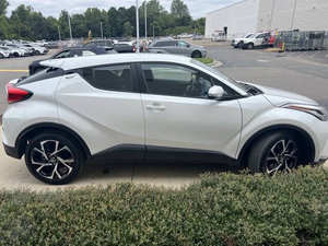 2022 T * oyota C-HR XLE d'occasion - Product Image 3