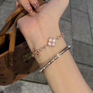 2025 nuovo rosa primavera giuramento bracciale Versatile accessorio di moda per le ragazze di nicchia temperamento della figlia per l'autunno inverno - Product Image 1