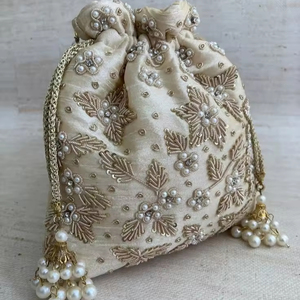 BORDADO CON ESTILO Y HERMOSO EN BOLSAS DE POTLI DE SEDA CRUDA CUENTAS DE CRISTAL EMBELLECIDAS, TRABAJO DE PERLAS PARA FIESTA/BODA @ 2024 - Product Image 1