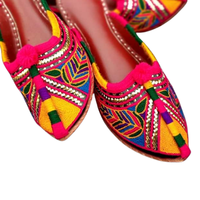 Fourniture directe du Pakistan en cuir véritable chaussures pour femmes Khussa sandales appartements indien Punjabi Khussa Jutti pour mariage et fêtes