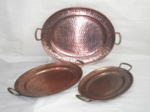 Bandeja para servir alimentos chapada en cobre de forma ovalada con trabajo martillado y asa para el hogar y la cocina Bandeja para servir de cobre ideal en la India - Product Image 2