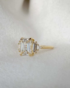 Anillo de compromiso de moissanita cultivada en laboratorio con certificación IGI de 2.33 quilates VS1, con cinco impresionantes piedras de corte esmeralda en un radiante racimo. - Product Image 6