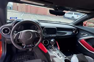 Chevrolet Camaro ZL1 Berline 2023 d'occasion, atmosphérique, avec contrôle de la suspension magnétique, couleur Orange Vif Métallisé, pneus R20, intérieur cuir foncé - Product Image 6