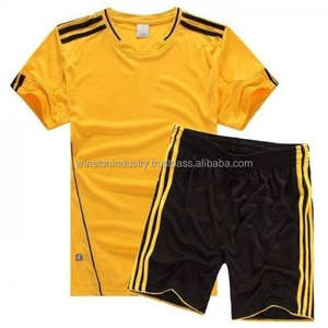 Vêtements de football professionnels personnalisés, maillot et chaussettes à impression numérique respirants à séchage rapide avec logo et couleurs personnalisés au design sportif unique - Product Image 3