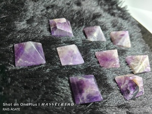 Cristal naturel de pierre de pyramide d'améthyste de haute qualité utilisé pour la guérison et l'astrologie Pyramide pour la grille de Reiki et la correction de Vastu - Product Image 5