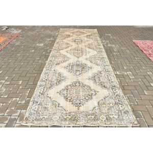 Alfombra Turca Vintage de 4.7x13.1 pies (142x398 cm), Alfombra Marrón con Diseño Floral - Product Image 1