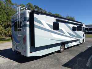 1F66F5DN9R0A00655 Nueva Autocaravana de Lujo Clase A 2025 con Motor a Gasolina e Interior con Triple Deslizamiento - Product Image 5