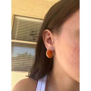 Pendientes Étnicos Navajo de Plata de Ley con Coral Rojo y Oro Rosa, con Bisel de Diamantes, Estilos de Botón y Gancho Colgante - Product Image 1