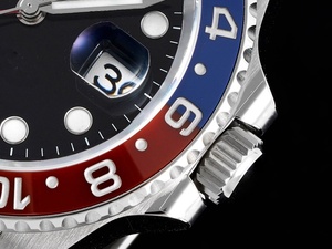 Los relojes de lujo de alta gama presentan movimientos con bisel rojo y azul. - Product Image 2