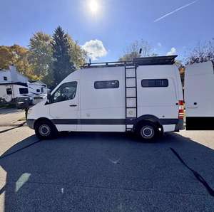 Autocaravana de Lujo Basada en Mercedes-Benz Sprinter, Remolque Móvil para Campamento al Aire Libre - Product Image 6