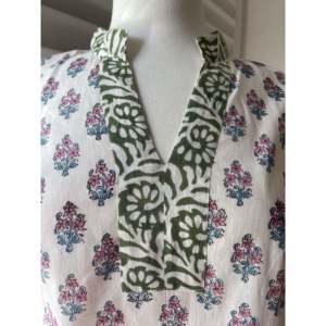 Blusa de Algodón Popelín con Estampado Floral Hecho a Mano, Estampado en Bloque con Diseño Floral Francés para Uso Diario - Product Image 1