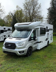 Camping-car de luxe d'occasion pas cher en aluminium et acier 4x4 avec capacité pour 4 à 6 personnes, équipement cuisine et salle de bain - Product Image 1