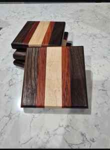 Sous-verres en noyer Les sous-verres en noyer élégants en bois de mangue naturel et d'acacia sont fabriqués et finis à la main - Product Image 5