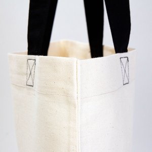 Sac fourre-tout en coton avec poignées noires 16 x 14 pouces (40 x 35 cm) style sac de plage, cadeaux publicitaires, impression sérigraphique, lettres, tissu en toile de jute - Product Image 4