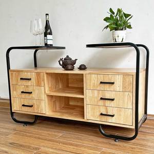 Vitrine en bois naturel KTB68134 pour salon avec structure en fer, design luxueux et minimaliste pour bar à domicile ou meuble - Product Image 3