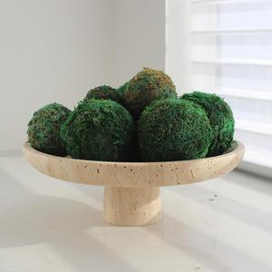Support à gâteau moderne en pierre de travertin avec une large surface de présentation ronde pour un style de table élégant et un design naturel durable - Product Image 2