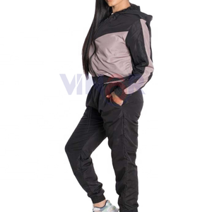 ชุดวอร์มกันลมพิมพ์ลายระบายอากาศสำหรับผู้หญิง ไซส์ใหญ่ มีฮู้ด ชุด 2 ชิ้น รับสกรีนโลโก้ ขายส่ง ทนทาน สำหรับฤดูใบไม้ร่วง 100% - Product Image 4