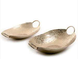 Plateau de service en bois avec finition noyer et poignée en aluminium pour restaurants, cafés et hôtels, idéal pour servir plats, aliments et café - Product Image 2