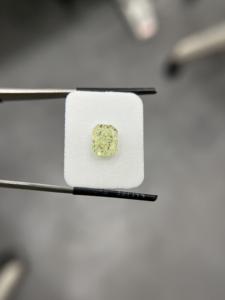 เพชรแท้ธรรมชาติสีเขียวอมเหลืองทรงเหลี่ยมเจียระไนแบบเรเดียนท์ น้ำหนัก 2.15 กะรัต ขัดเงา EX สมมาตรภาพ VG - Product Image 2