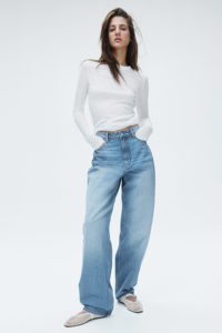 Baggy droit personnalisé pour femmes avec broderie de logo bleu clair Pantalon baggy en denim à la mode et à la mode à 5 poches pour femmes - Product Image 2