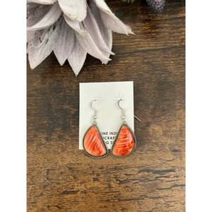 Boucles d'oreilles pendantes en forme de goutte d'eau en argent sterling avec coquille d'huître rouge de Virginia Becenti - Product Image 1