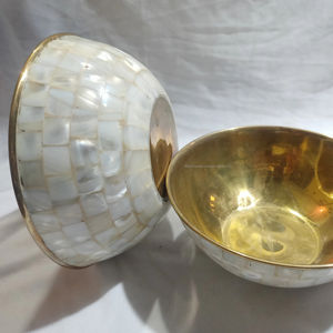 Bol en laiton poli avec incrustation de nacre, fabriqué en Inde, présentant des œuvres d'art traditionnelles artisanales, écologique et durable - Product Image 1
