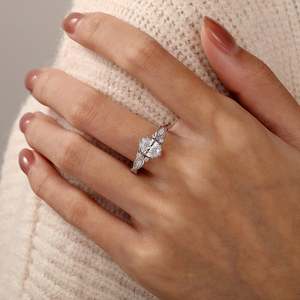 Anillo de Compromiso Jeulia Moissanite con Corte Ovalado en Forma de Hoja, Plata de Ley con Baño de Rodio, Estilo Vintage - Product Image 6