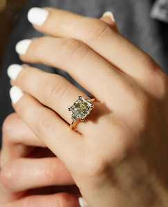 แหวนหมั้นเพชรโมอิสขนาด9มม. | หินสามก้อนพร้อมเหลี่ยม | เครื่องประดับเจ้าสาวในงานแต่งงานสีทองหรือสีเงิน - Product Image 5