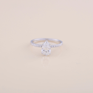 Anillo de compromiso con diamante cultivado en laboratorio de corte pera de 1.02 quilates, banda pavé de oro blanco, rosa y amarillo de 9 quilates, anillo nupcial. - Product Image 1