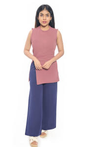 Top túnica sin mangas elegante en mezcla de poliéster beige estilo palangre con abertura lateral perfecto para la oficina de verano y ropa casual - Product Image 3