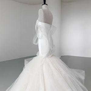 Vestido de Novia Sirena Color Marfil con Cuello Barco, Cola Capilla, Encaje, Flores de Cristal y Corte Ajustado para Fiesta, Modelo NT129 - Product Image 4