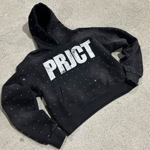 Sweat à capuche en coton mélangé orné de strass pour un look audacieux et tendance urbaine, chic et scintillant - Product Image 1