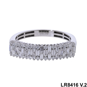 แหวนทองคำขาวหนา14K ที่มีเพชรกลมธรรมชาติสามแถวและเจียระไนแบบบาแกตต์ในช่องวงกว้างและการจัดวางแบบปู - Product Image 4