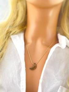 Pendentif en forme de croissant de lune au design minimaliste, cristal naturel, argent 925, chaîne serpent plaquée argent, unisexe, à porter au quotidien - Product Image 3