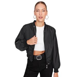 เสื้อแจ็คเก็ตผู้หญิงดีไซน์ทันสมัยแบบเรียบง่าย ขายส่งจากโรงงาน ขายดีสำหรับฤดูหนาว ทรงปกติ - Product Image 1