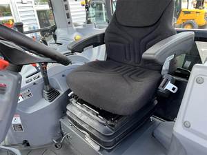 Tractor 2022 M5-111HDC24-1: Máquina Utilitaria de Alto Rendimiento con Comodidad Avanzada - Product Image 5