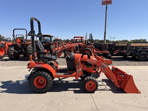 Tractor Kubota LA340 4WD con Transmisión por Engranajes, Tractor Rojo para Jardín de 22 HP, Alto Nivel de Seguridad - Product Image 3