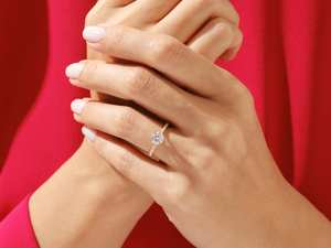 Anillo de compromiso de diamante cultivado en laboratorio de 1,5 quilates, oro amarillo sólido de 10K con juego de pavé, piedra lateral, anillo de promesa certificado IGI para mujer - Product Image 3