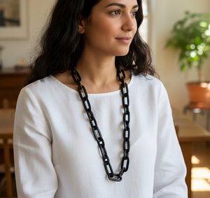 สร้อยคอเรซิ่นสีดำแบบหนา - สร้อยคออะคริลิกขนาดใหญ่ สไตล์โบฮีเมียน กอธิค  ผิวสัมผัสแบบด้านลายหินอ่อน - Product Image 2