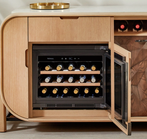 Buffet en bois massif avec refroidisseur à vin intégré - Product Image 1