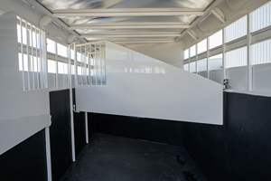 Remorque pour bétail de qualité supérieure, vente en gros, modèle 2024, avec parois latérales amovibles, pour moutons, chevaux, vaches, porcs, 3 essieux, remorque à clôture - Product Image 4