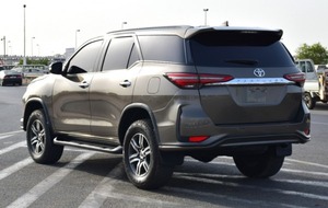 Toyota Fortuner SUV d'occasion à vendre, modèle Hilux, RAV4, Wish, options diesel et essence, boîte manuelle et automatique, turbo, transmission intégrale, jantes R15 foncées - Product Image 5